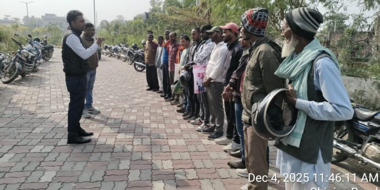 गढ़वा में सड़क पर गरजा अलर्ट: “हेलमेट नहीं तो जान गई, घायल को बचाया तो 2000 रु + सर्टिफिकेट, हिट एंड रन में 2 लाख तक मुआवजा!”