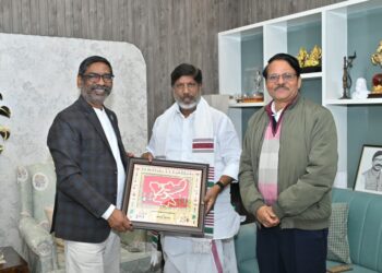 तेलंगाना के डिप्टी CM ने रांची में CM हेमन्त सोरेन को गले लगाया, बोले—“8-9 दिसंबर हैदराबाद आइए, झारखंड को ग्लोबल इन्वेस्टर का नया ठिकाना बनाएंगे!”