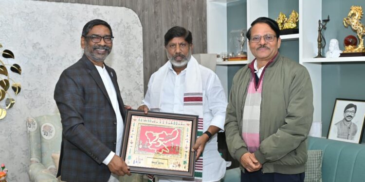 तेलंगाना के डिप्टी CM ने रांची में CM हेमन्त सोरेन को गले लगाया, बोले—“8-9 दिसंबर हैदराबाद आइए, झारखंड को ग्लोबल इन्वेस्टर का नया ठिकाना बनाएंगे!”