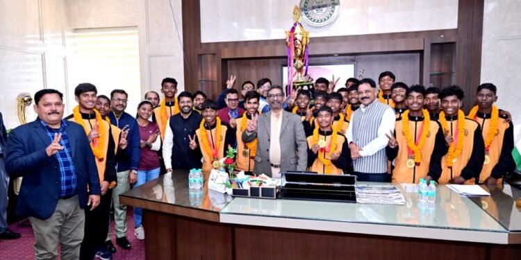 झारखंड के छोटे रोनाल्डो ने रांची में CM हेमन्त को गले लगाया: “सर, हमने पेनल्टी शूटआउट में पंजाब को रुला दिया!”