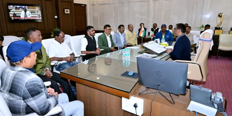 असम के चाय बागान आदिवासियों की पुकार: “हेमन्त सोरेन सर, हमें बचाओ!” CM ने वादा किया—“झारखंड का डेलिगेशन जल्द असम जाएगा, ST दर्जा-जमीन-वेतन सब दिलवाऊंगा!”