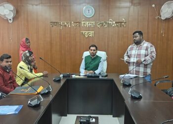 गढ़वा DC ने फिर मचाया धमाल: दिव्यांग को दुकान, कोरवा बच्चों को पोषाहार, जमीन हड़पने वाले को लताड़—“एक भी शिकायत पेंडिंग नहीं!”