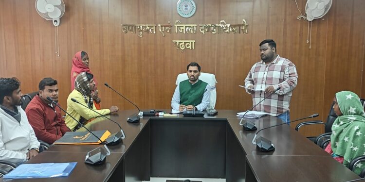 गढ़वा DC ने फिर मचाया धमाल: दिव्यांग को दुकान, कोरवा बच्चों को पोषाहार, जमीन हड़पने वाले को लताड़—“एक भी शिकायत पेंडिंग नहीं!”