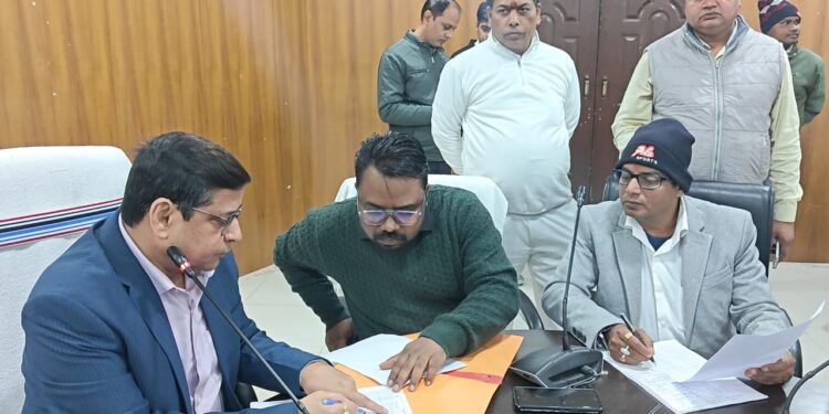 गढ़वा में शिक्षक बनने का सपना साकार: 116 अभ्यर्थियों ने चुने स्कूल, DDC खुद बैठे, कल फिर 103 की बारी—“मेरिट में कोई खेल नहीं!”