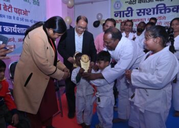 रांची की बेटियों को अब डर नहीं: डोरंडा कॉलेज में आत्मरक्षा केंद्र खुला, CM की योजना से फ्री कराटे ट्रेनिंग—“लात मारकर दुनिया जीत लो!”