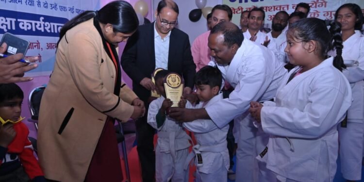 रांची की बेटियों को अब डर नहीं: डोरंडा कॉलेज में आत्मरक्षा केंद्र खुला, CM की योजना से फ्री कराटे ट्रेनिंग—“लात मारकर दुनिया जीत लो!”