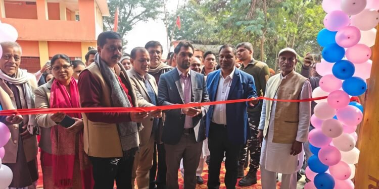 गढ़वा में धान खरीदी का धमाका शुरू: DC ने खुद फीता काटा, बोले—“एक भी किसान को परेशान नहीं होने दूंगा, पूरा पैसा एकमुश्त मिलेगा!”