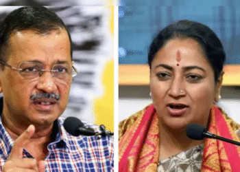 दिल्ली CM रेखा गुप्ता का बयान: “AQI तो टेम्परेचर है, पानी छिड़को तो साफ हो जाएगा!” केजरीवाल ने ली चुटकी—“ये नया विज्ञान कब आया?”