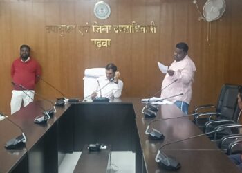 गढ़वा DC की जनसुनवाई में हंगामा: भाई ने भाई की जमीन हड़पी, बिजली चोरी का 15 साल पुराना फाइन माफ कराओ, PM आवास में फर्जीवाड़ा—सबकी एक दिन में सुनवाई!