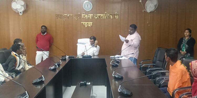 गढ़वा DC की जनसुनवाई में हंगामा: भाई ने भाई की जमीन हड़पी, बिजली चोरी का 15 साल पुराना फाइन माफ कराओ, PM आवास में फर्जीवाड़ा—सबकी एक दिन में सुनवाई!