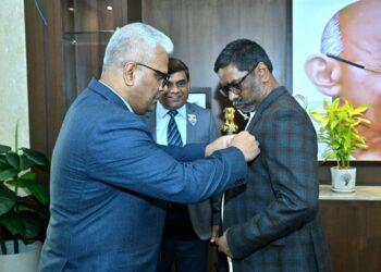 CM हेमन्त सोरेन ने छाती पर लगाया सशस्त्र सेना झंडा दिवस बैज, बोले—“हमारे जवान देश की शान हैं, उनके परिवारों की हर जरूरत मेरी जिम्मेदारी!”