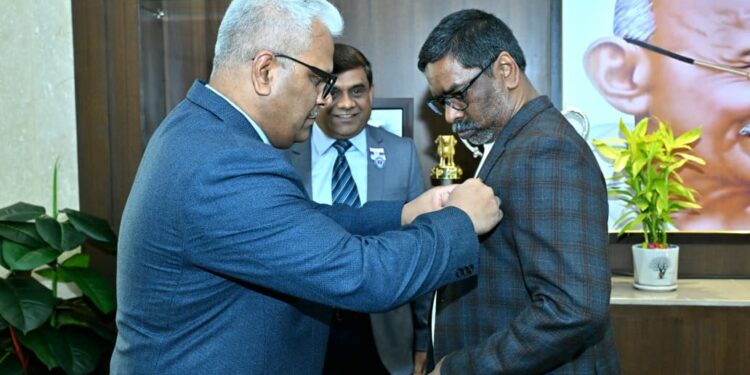 CM हेमन्त सोरेन ने छाती पर लगाया सशस्त्र सेना झंडा दिवस बैज, बोले—“हमारे जवान देश की शान हैं, उनके परिवारों की हर जरूरत मेरी जिम्मेदारी!”