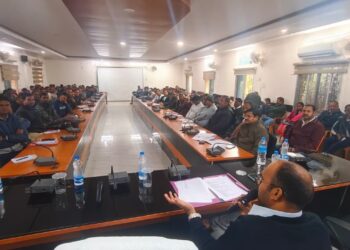 गढ़वा में बोर्ड परीक्षा की मेगा तैयारी: DC के आदेश पर DEO ने गरजकर कहा—“30% से कम लाने वाले बच्चों को फ्री क्रैश कोर्स, टॉपर को लैपटॉप-कोचिंग फ्री!”