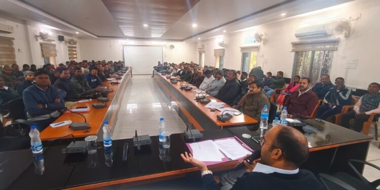 गढ़वा में बोर्ड परीक्षा की मेगा तैयारी: DC के आदेश पर DEO ने गरजकर कहा—“30% से कम लाने वाले बच्चों को फ्री क्रैश कोर्स, टॉपर को लैपटॉप-कोचिंग फ्री!”