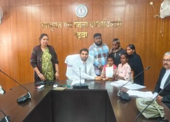 गढ़वा DC का जनसुनवाई: अनाथ बेटियों को तुरंत सरकारी लाभ, 13 लाख घोटाले पर जांच बम!