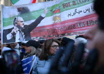 ईरान में आग भड़की: रेजा पहलवी के आह्वान पर तेहरान में भारी विरोध प्रदर्शन – इंटरनेट बंद, खामेनेई के खिलाफ नारे!