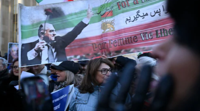 ईरान में आग भड़की: रेजा पहलवी के आह्वान पर तेहरान में भारी विरोध प्रदर्शन – इंटरनेट बंद, खामेनेई के खिलाफ नारे!