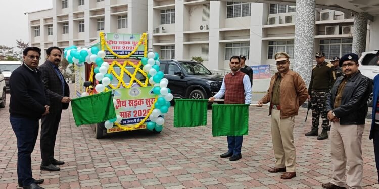 गढ़वा में धूमधाम से शुरू हुआ राष्ट्रीय सड़क सुरक्षा माह 2026: DC-SP ने जागरूकता रथ को दिखाई हरी झंडी!