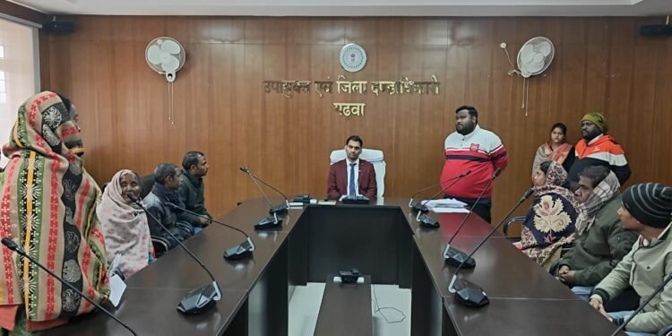 गढ़वा DC की जनसुनवाई में हंगामा: अस्पताल की लापरवाही से मौत, अबुआ आवास की किस्त रुकी, मनरेगा सामग्री का पैसा अटका—सबकी एक दिन में सुनवाई!