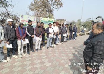 गढ़वा में सड़क सुरक्षा का संकल्प: “सड़क सुरक्षा प्रतिज्ञा” पर हजारों ने ली शपथ, SP बोले—“हेलमेट लगाओ, जिंदगी बचाओ!”