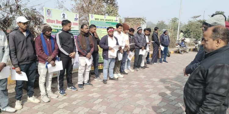 गढ़वा में सड़क सुरक्षा का संकल्प: “सड़क सुरक्षा प्रतिज्ञा” पर हजारों ने ली शपथ, SP बोले—“हेलमेट लगाओ, जिंदगी बचाओ!”