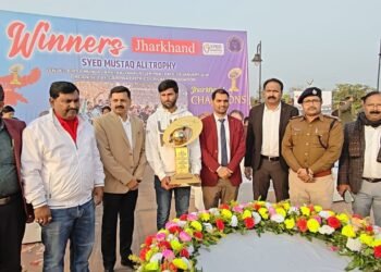 गढ़वा में सैयद मुश्ताक अली ट्रॉफी का धमाकेदार स्वागत: DC ने ऐलान किया—“जल्द मिलेगा अपना क्रिकेट स्टेडियम, पढ़ाई के साथ खेलो तो दुनिया जीतोगे!”