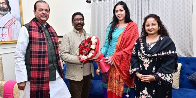 नए साल में CM हेमन्त सोरेन के घर नेताओं का मेला: सांसद-पूर्व मंत्री सब आए, बोले—“2026 झारखंड का गोल्डन ईयर बनेगा!”