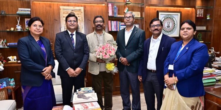 नए साल में CM हेमन्त सोरेन के दरबार में अफसरों की भीड़: “2026 में झारखंड को देश का टॉप राज्य बनाएंगे, सबका साथ-सबका विकास!”