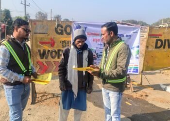 रोको दुर्घटना, बचाओ जिंदगी! गढ़वा बाजार में आज सड़क सुरक्षा पैंपलेट बांटकर लोगों को दी गई जागरूकता की नई पुकार