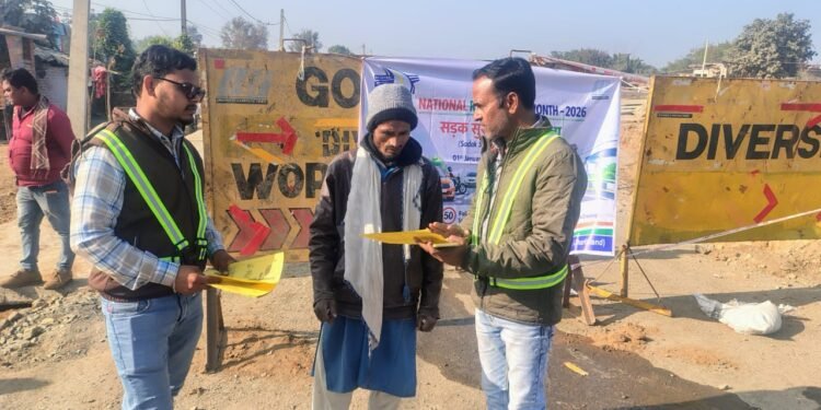 रोको दुर्घटना, बचाओ जिंदगी! गढ़वा बाजार में आज सड़क सुरक्षा पैंपलेट बांटकर लोगों को दी गई जागरूकता की नई पुकार