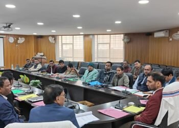 उपायुक्त की सख्ती! गढ़वा में शिक्षा विभाग की योजनाओं पर हुई कड़ी समीक्षा – लक्ष्य न पूरा करने वालों पर कार्रवाई की चेतावनी, मिड-डे मील में SMS न भेजने पर स्पष्टीकरण मांगा