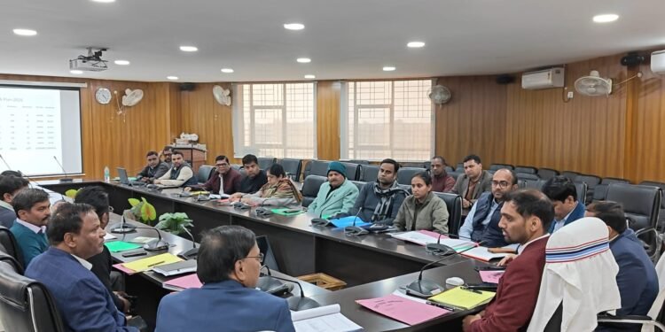 उपायुक्त की सख्ती! गढ़वा में शिक्षा विभाग की योजनाओं पर हुई कड़ी समीक्षा – लक्ष्य न पूरा करने वालों पर कार्रवाई की चेतावनी, मिड-डे मील में SMS न भेजने पर स्पष्टीकरण मांगा