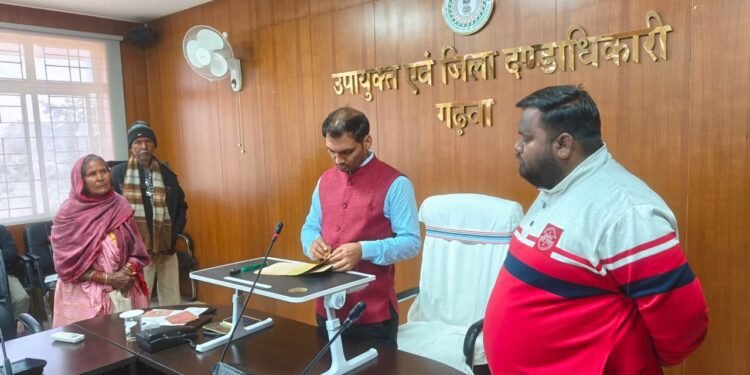 उपायुक्त दिनेश यादव ने सुनी जनता की पुकार! गढ़वा जनसुनवाई में सैकड़ों फरियादियों की समस्याओं पर त्वरित कार्रवाई के आदेश – जरूरतमंदों में बांटे कंबल, दिल छू लेने वाली कहानियां सामने आईं