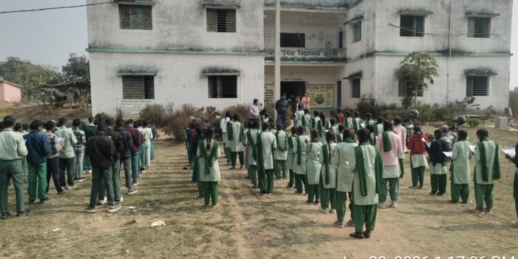 गढ़वा में सड़क सुरक्षा का जोरदार राग! स्कूली बच्चे लेकर निकाला जागरूकता रैली – “नशे में गाड़ी चलाओगे, जेल का हवा खाओगे” जैसे नारे गूंजे!