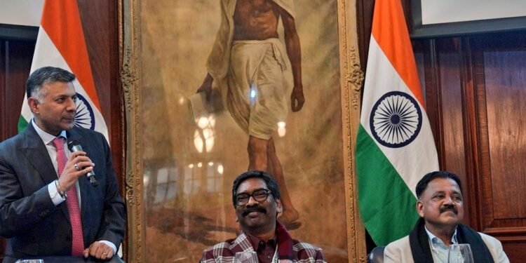 लंदन में झारखंड का डंका बजा! मुख्यमंत्री हेमंत सोरेन ने कई देशों के नीति-निर्माताओं से की हाई-लेवल मुलाकात – खनिज, शिक्षा, कौशल और विरासत संरक्षण में नए द्वार खुले!