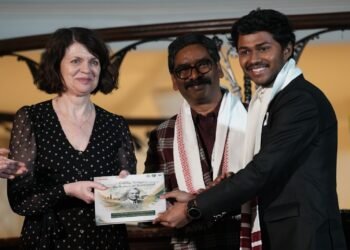 लंदन में झारखंड का जश्न! ‘झारखंड @25 ‘ कार्यक्रम में युवा, स्कॉलर्स और संस्कृति का धमाल – मुख्यमंत्री हेमंत सोरेन बोले: “जड़ों से जुड़कर अनंत संभावनाओं की ओर!”