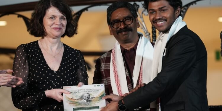 लंदन में झारखंड का जश्न! ‘झारखंड @25 ‘ कार्यक्रम में युवा, स्कॉलर्स और संस्कृति का धमाल – मुख्यमंत्री हेमंत सोरेन बोले: “जड़ों से जुड़कर अनंत संभावनाओं की ओर!”