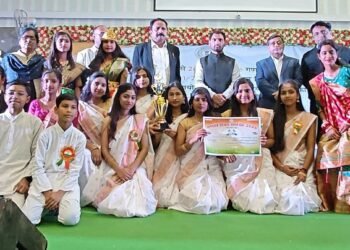 गणतंत्र दिवस पूर्व संध्या पर गढ़वा में देशभक्ति का जादू! स्कूली बच्चों ने मचाया धमाल – नृत्य-गीत से गूंजा टाउन हॉल, उपायुक्त ने बच्चों को सराहा और नए ऑडिटोरियम का वादा किया!