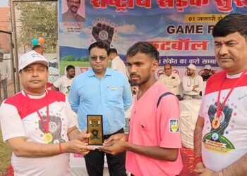 गणतंत्र दिवस पर गढ़वा में धमाकेदार फैंसी फुटबॉल! प्रशासन vs आम नागरिक मैच 1-1 ड्रॉ – उपायुक्त ने किया शानदार उद्घाटन, सड़क सुरक्षा का जोरदार संदेश!