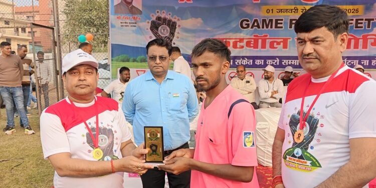 गणतंत्र दिवस पर गढ़वा में धमाकेदार फैंसी फुटबॉल! प्रशासन vs आम नागरिक मैच 1-1 ड्रॉ – उपायुक्त ने किया शानदार उद्घाटन, सड़क सुरक्षा का जोरदार संदेश!