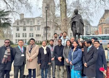 गणतंत्र दिवस पर लंदन में बापू को नमन! मुख्यमंत्री हेमंत सोरेन ने पार्लियामेंट स्क्वायर में महात्मा गांधी की प्रतिमा पर माल्यार्पण कर भावपूर्ण श्रद्धांजलि अर्पित की – “सत्य, अहिंसा और ईमानदारी आज भी प्रेरणा स्रोत!”