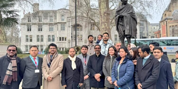 गणतंत्र दिवस पर लंदन में बापू को नमन! मुख्यमंत्री हेमंत सोरेन ने पार्लियामेंट स्क्वायर में महात्मा गांधी की प्रतिमा पर माल्यार्पण कर भावपूर्ण श्रद्धांजलि अर्पित की – “सत्य, अहिंसा और ईमानदारी आज भी प्रेरणा स्रोत!”