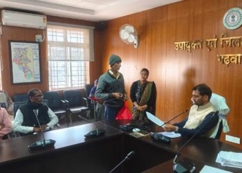 गढ़वा में उपायुक्त की जनसुनवाई में जनता की बेबाकी! राशन गबन, बकाया 5 लाख ऋण, जर्जर घर से लेकर MGNREGA ट्रांसफर तक दर्जनों शिकायतें सुनीं – “तुरंत कार्रवाई” का सख्त फरमान!
