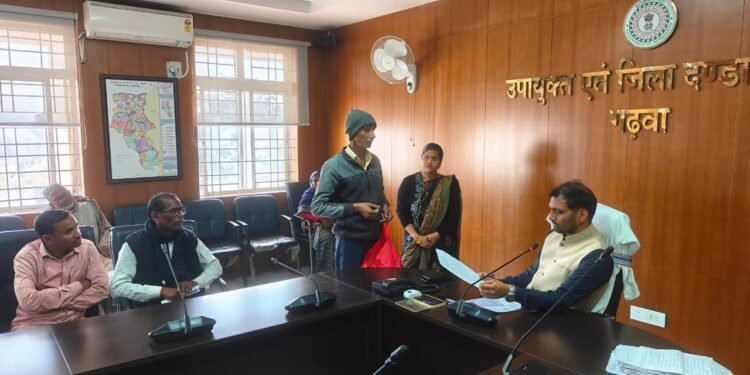 गढ़वा में उपायुक्त की जनसुनवाई में जनता की बेबाकी! राशन गबन, बकाया 5 लाख ऋण, जर्जर घर से लेकर MGNREGA ट्रांसफर तक दर्जनों शिकायतें सुनीं – “तुरंत कार्रवाई” का सख्त फरमान!