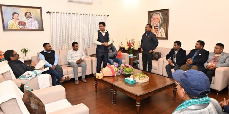 दावोस से वापस लौटते ही CM हेमन्त को आसाम से न्योता: ऑल आदिवासी स्टूडेंट्स एसोसिएशन ने कहा—“1 फरवरी को मारघेरिटा में आदिवासी महासभा में मुख्य अतिथि बनकर इतिहास रचिए!”