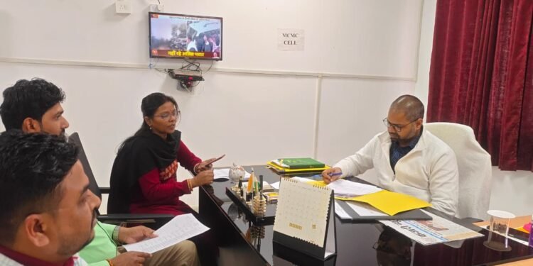 गढ़वा में चुनावी मीडिया पर लाल निशान: “पेड न्यूज-भ्रामक खबरों को जेल की हवा खिलाएंगे, हर पोस्ट-वीडियो पर 24×7 नजर!”