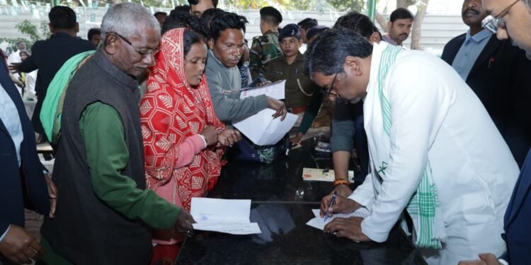 गांव-गांव पहुंचे CM हेमन्त सोरेन: खिजुरिया, दुमका में आम लोगों की समस्याएं सुनीं, तुरंत निस्तारण के दिए सख्त निर्देश!