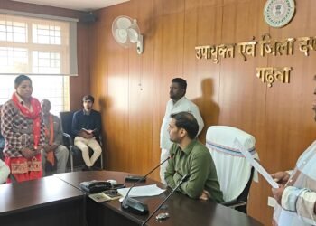 गढ़वा में उपायुक्त की जनसुनवाई में उमड़ा जनसैलाब: मुआवजा, ट्रैक्टर, अवैध शराब, पेंशन-राशन तक दर्जनों शिकायतें सुनीं!