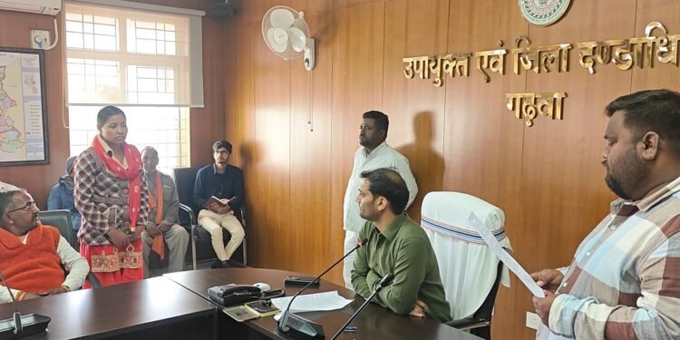 गढ़वा में उपायुक्त की जनसुनवाई में उमड़ा जनसैलाब: मुआवजा, ट्रैक्टर, अवैध शराब, पेंशन-राशन तक दर्जनों शिकायतें सुनीं!