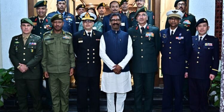 CM हेमन्त सोरेन ने राष्ट्रीय रक्षा महाविद्यालय के 17 सदस्यों से की खुलकर बात: झारखंड की खेल, शिक्षा, उद्योग और महिला सशक्तिकरण की ताकत दुनिया को दिखाई!